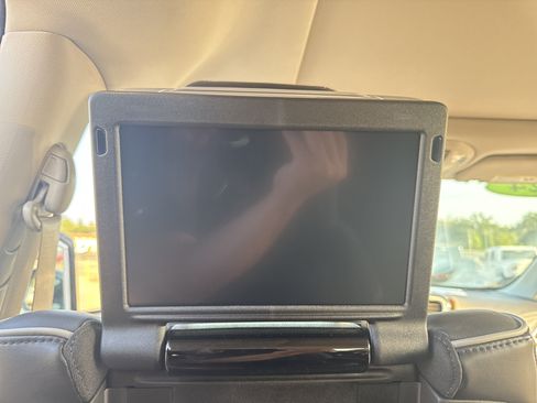 Used 2024 Chrysler Pacifica Limited w/ Uconnect Theater Family Group image 35