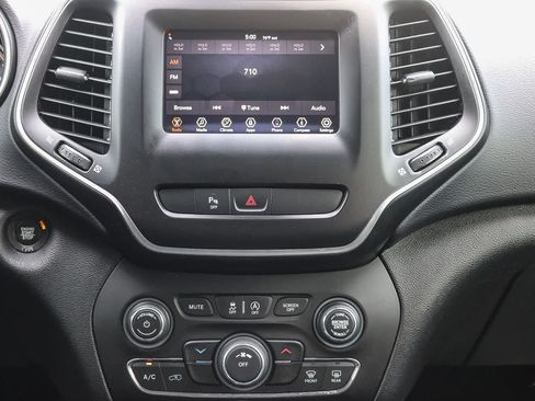 Used 2019 Jeep Cherokee Latitude Plus FWD image 13