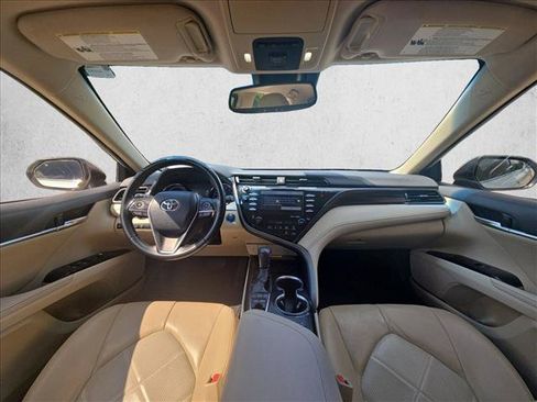 Used 2019 Toyota Camry XLE FWD image 18