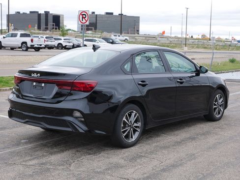Used 2023 Kia Forte LXS FWD image 4
