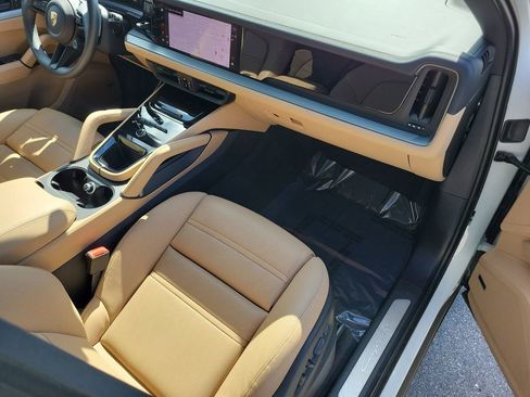 Certified 2025 Porsche Cayenne image 19