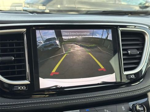 Used 2024 Chrysler Pacifica Select image 18