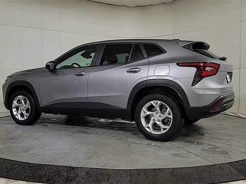 Used 2024 Chevrolet Trax LS w/ LS Convenience Package image 5