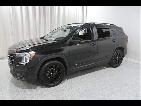 Certified 2022 GMC Terrain SLE w/ Driver Convenience Package AWD/4WD image 3