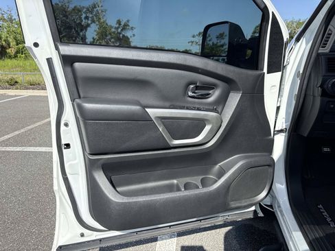 Used 2024 Nissan Titan SV w/ SV Convenience Package RWD image 17