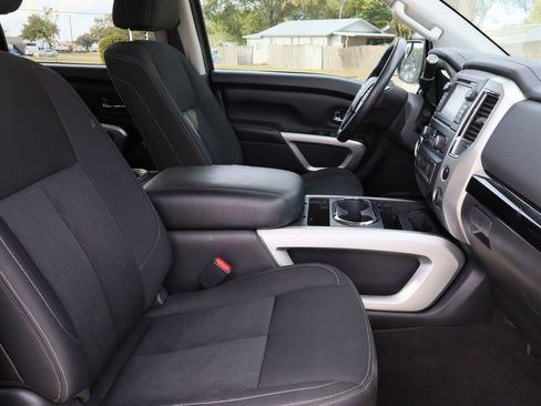 Used 2018 Nissan Titan SV w/ SV Convenience Package image 27