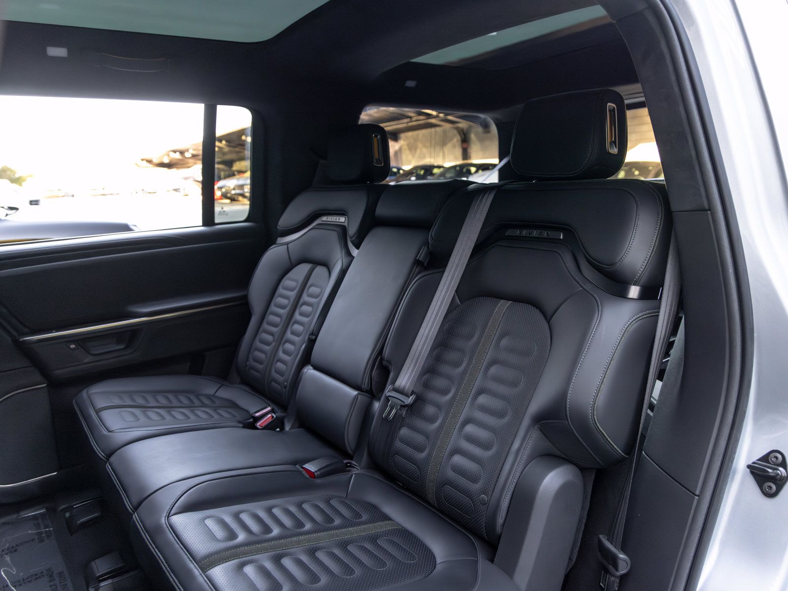 Used 2025 Rivian R1S Adventure Dual AWD/4WD image 41