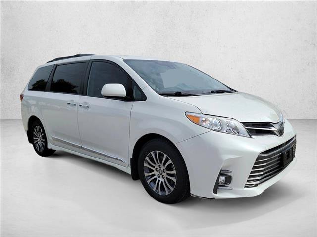Used 2019 Toyota Sienna XLE w/ XLE Navigation Package FWD image 3