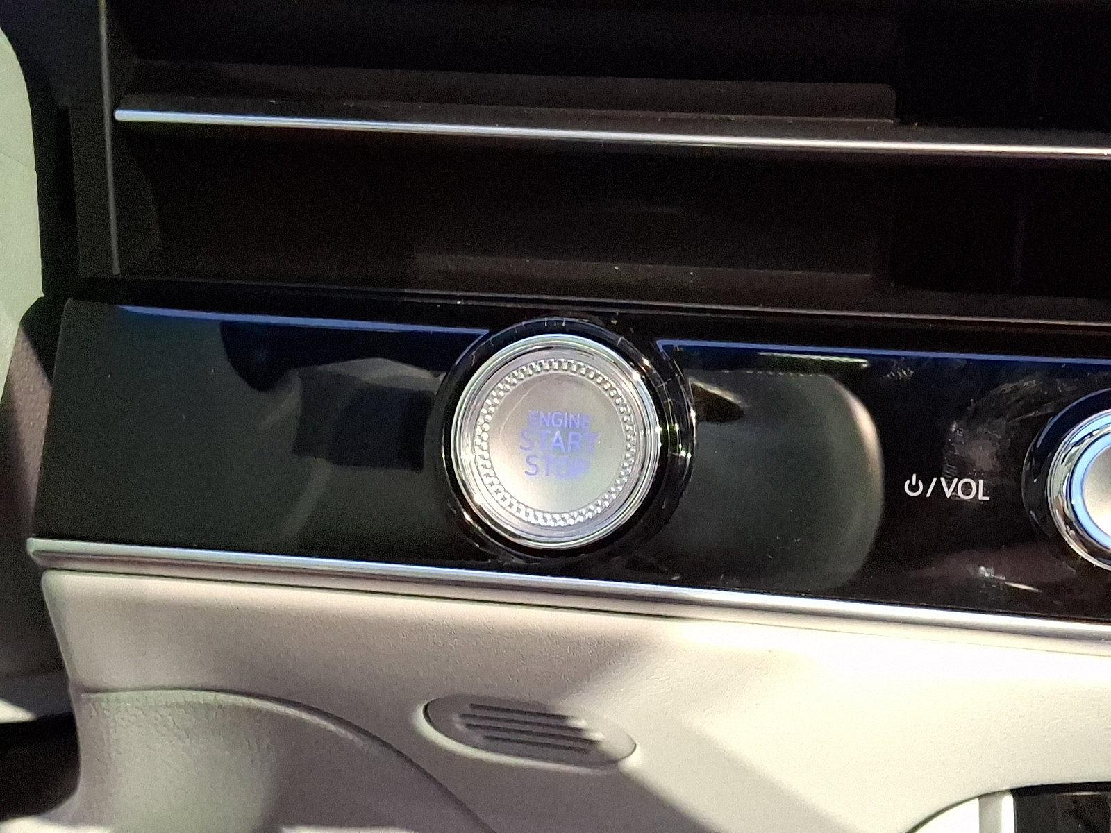 Certified 2026 Genesis GV70 2.5T Advanced AWD/4WD image 24