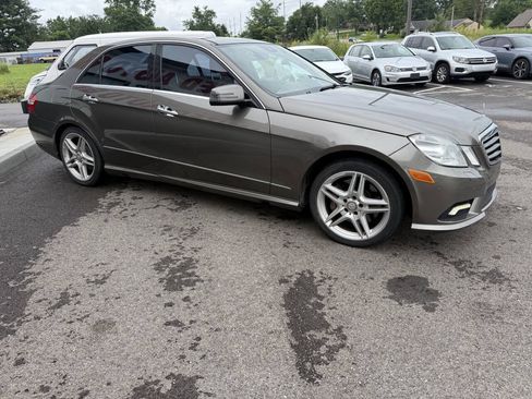 Used 2011 Mercedes-Benz E 550 4MATIC Sedan w/ Premium 2 Pkg image 4