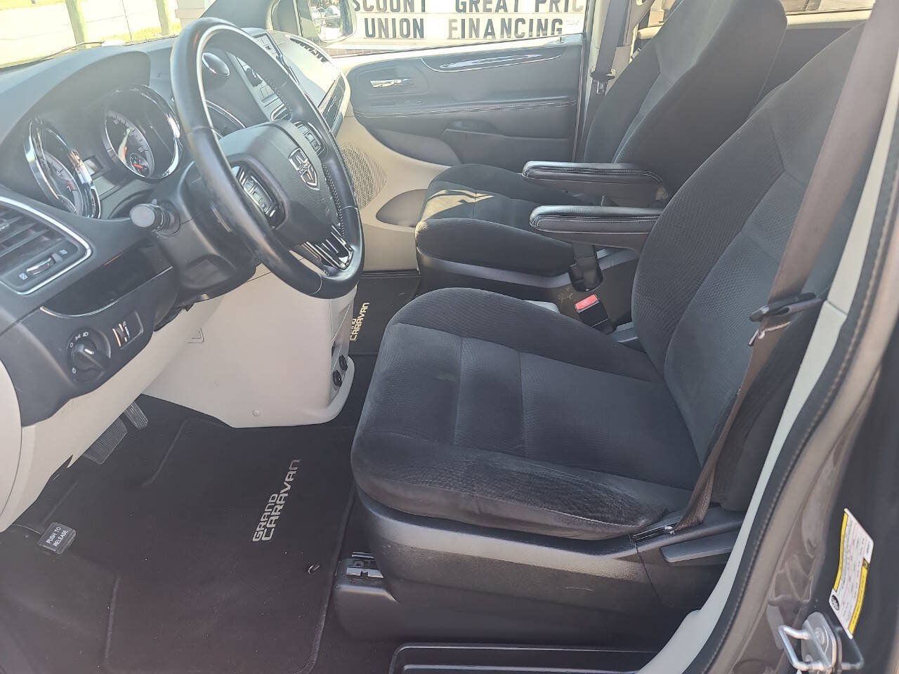 Used 2016 Dodge Grand Caravan SE FWD image 12