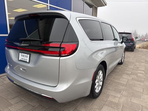 Used 2024 Chrysler Pacifica Touring-L image 6