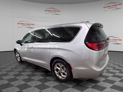 Used 2024 Chrysler Pacifica Limited FWD image 5