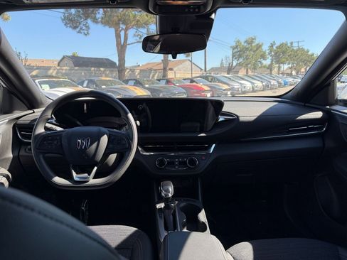 Used 2025 Buick Envista Preferred image 29