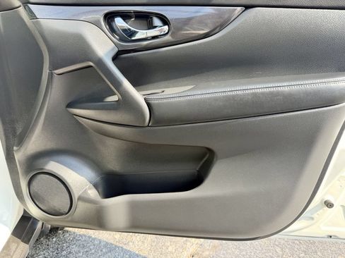 Used 2017 Nissan Rogue SV AWD/4WD image 22