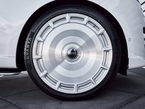 Used 2025 Land Rover Range Rover SE image 19