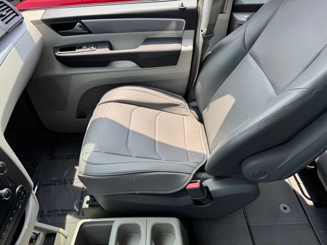 Used 2013 Volkswagen Routan SE FWD image 17