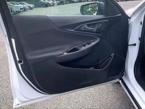 Used 2017 Chevrolet Malibu LS w/ LPO, Convenience Package 1 FWD image 9