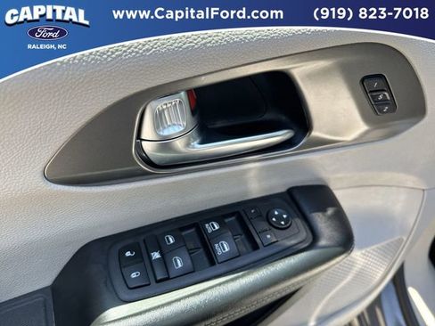 Used 2023 Chrysler Pacifica Touring-L FWD image 20