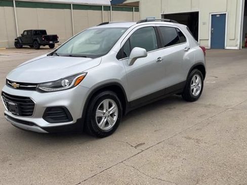 Used 2019 Chevrolet Trax LT w/ LT Convenience Package FWD image 4