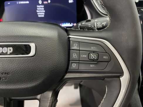 Used 2023 Jeep Grand Cherokee Limited image 19