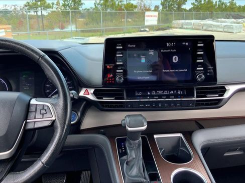 Used 2022 Toyota Sienna XLE image 6