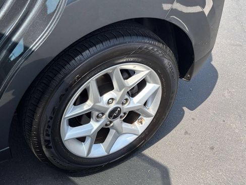 Used 2025 Kia Soul LX w/ LX Technology Package FWD image 30
