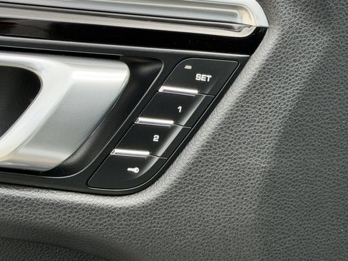 Used 2023 Porsche Macan AWD/4WD image 16