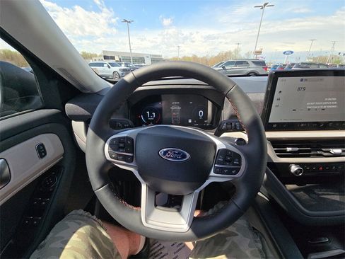 Used 2025 Ford Explorer Active w/ Active Comfort Package image 10