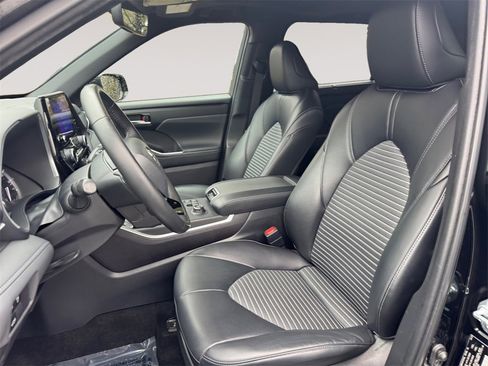 Used 2023 Toyota Highlander XSE image 9