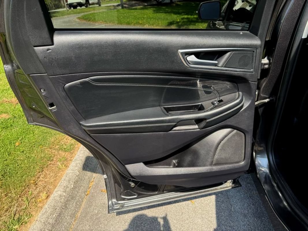 Used 2020 Ford Edge Titanium FWD image 32