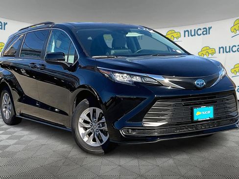 Used 2022 Toyota Sienna LE image 1