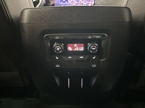 Used 2025 Chevrolet Suburban Premier AWD/4WD image 24
