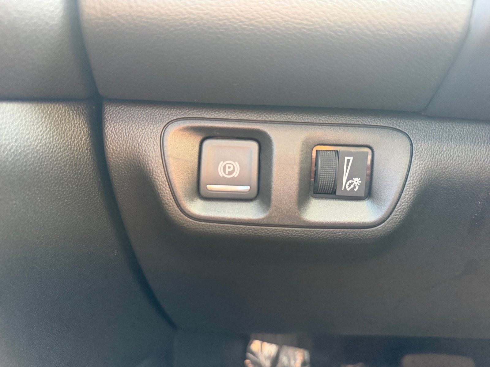 Used 2022 GMC Acadia SLE FWD image 21