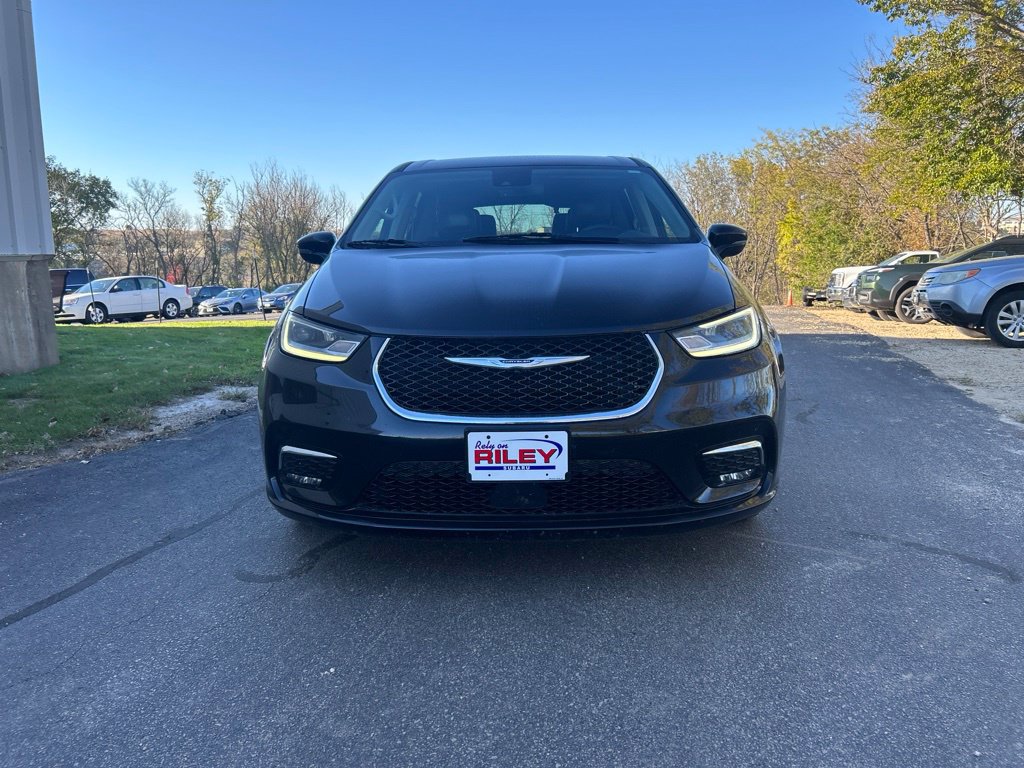 Used 2024 Chrysler Pacifica Touring-L FWD image 2