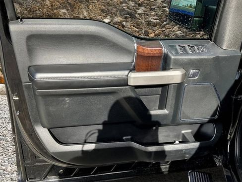 Used 2015 Ford F150 Platinum w/ Equipment Group 701A Luxury image 21