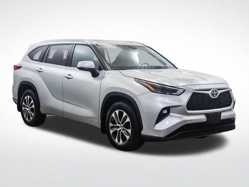 Used 2022 Toyota Highlander XLE AWD/4WD image 7