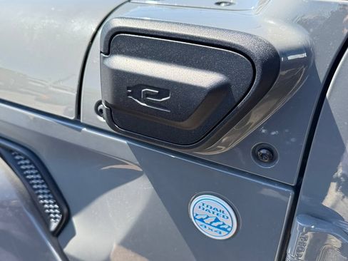 Used 2022 Jeep Wrangler Unlimited Sahara AWD/4WD image 17