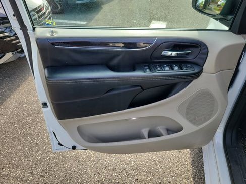 Used 2019 Dodge Grand Caravan SXT FWD image 16