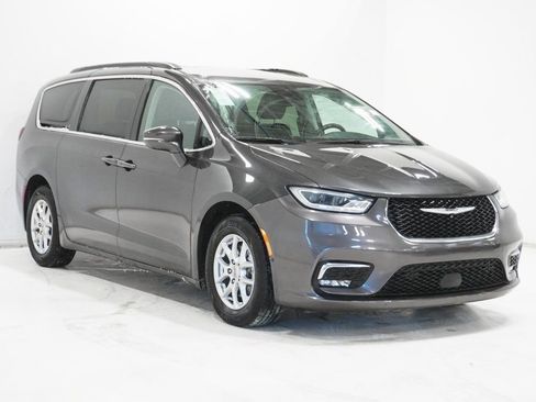 Used 2022 Chrysler Pacifica Touring-L w/ Uconnect Theater Family Group image 4