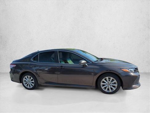Used 2018 Toyota Camry LE w/ Convenience Package FWD image 4