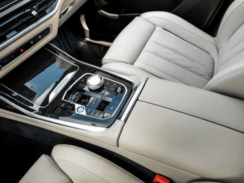 Used 2025 BMW X7 M60i AWD/4WD image 26