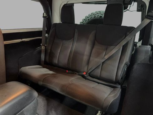 Used 2018 Jeep Wrangler Rubicon w/ Power Convenience Group image 21