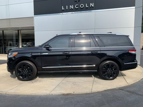 Certified 2024 Lincoln Navigator L Reserve AWD/4WD image 2