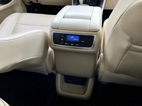 Used 2019 Toyota Highlander Limited image 30