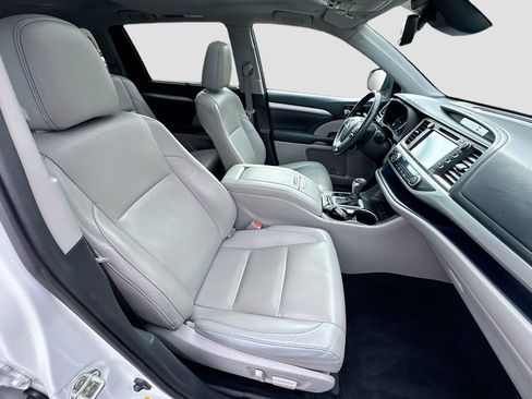 Used 2019 Toyota Highlander XLE image 28