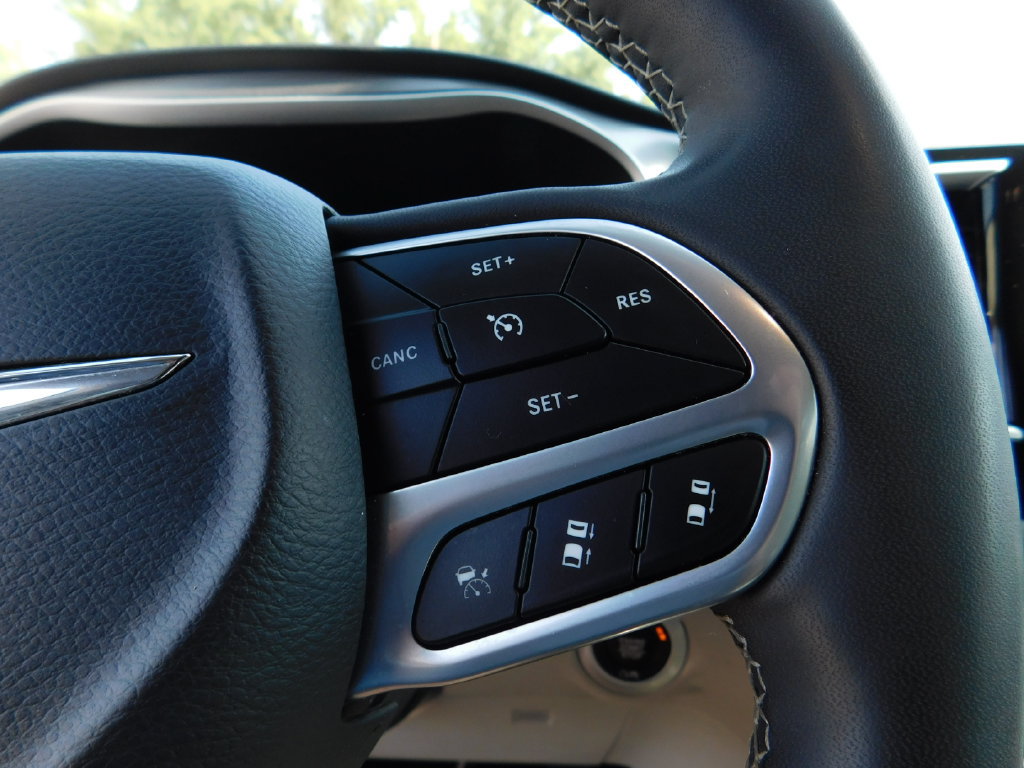 Used 2024 Chrysler Pacifica Touring-L FWD image 24