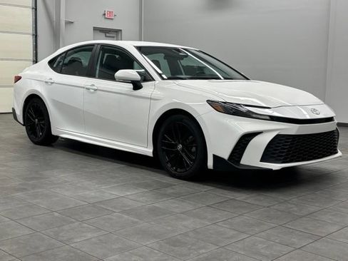 Used 2025 Toyota Camry SE FWD image 1