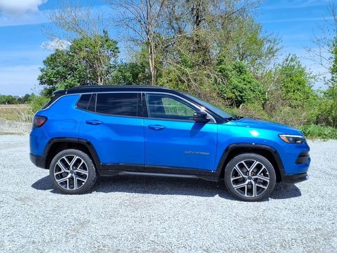 Used 2025 Jeep Compass Limited w/ Elite Group AWD/4WD image 4