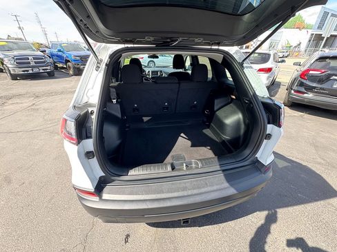 Used 2020 Jeep Cherokee Latitude w/ Cold Weather Group image 7